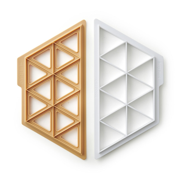 Deux moules triangulaires avec des découpes triangulaires, fond blanc, gros plan.