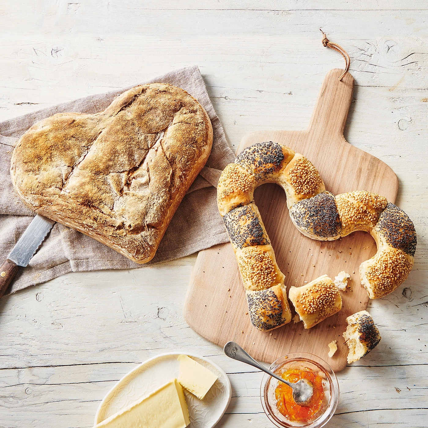 Herzförmiges Brot, Messer, Schneidebrett, Butter, Marmelade, rustikal, Holz