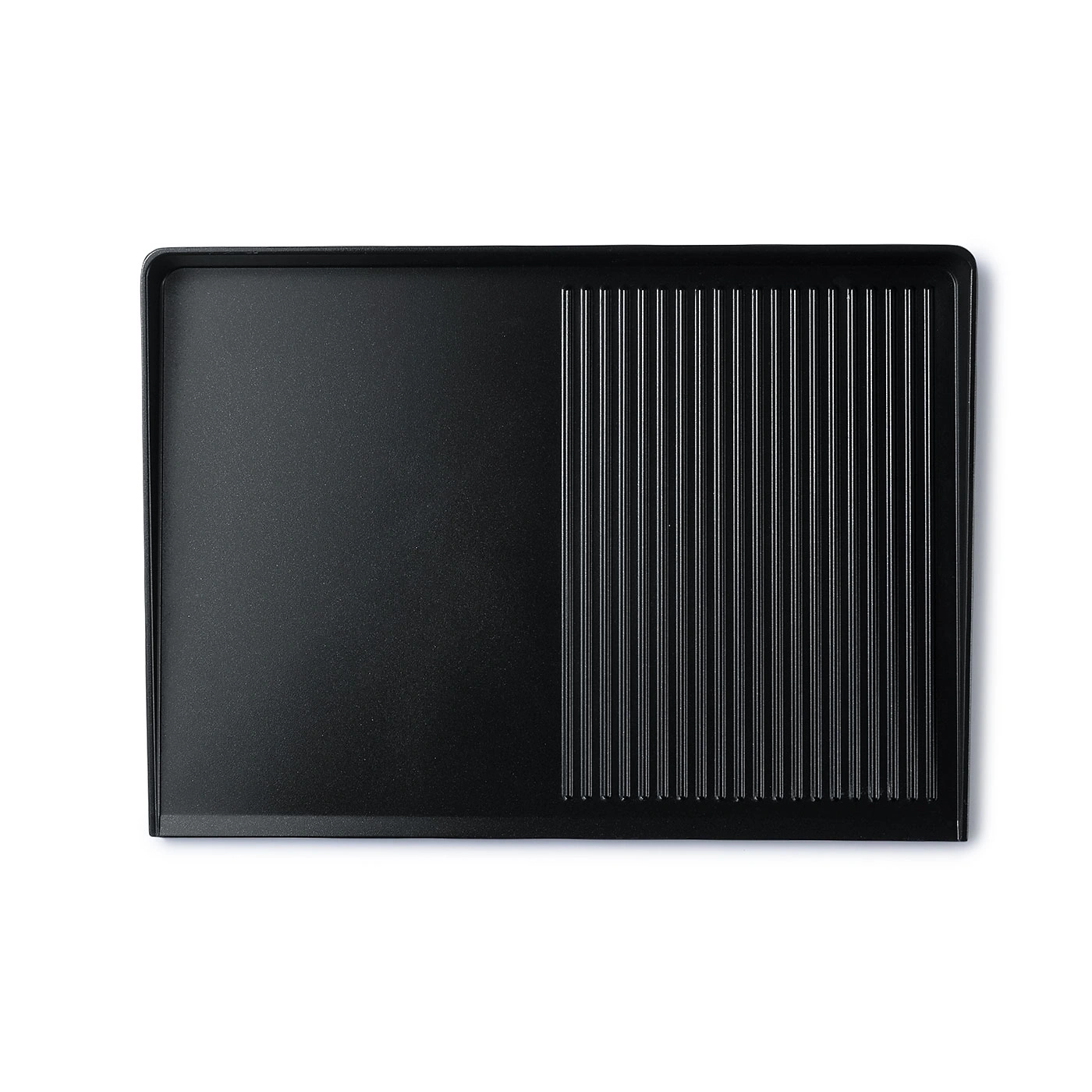 Plat de cuisson noir avec surface rainurée et surface lisse.