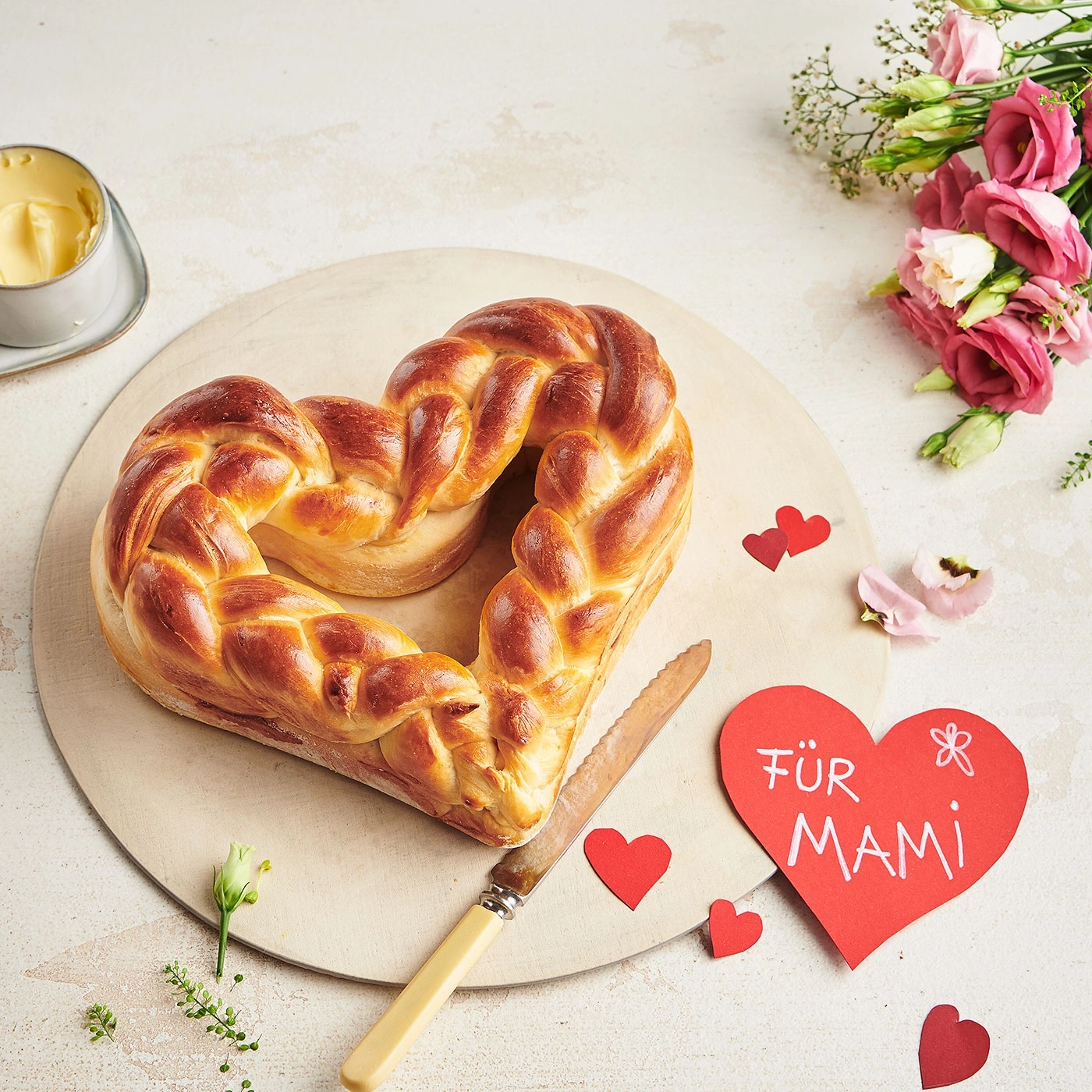 Herzförmiges Brot, Blumen, Butter, Messer, Herz-Karte für Mama, Muttertag