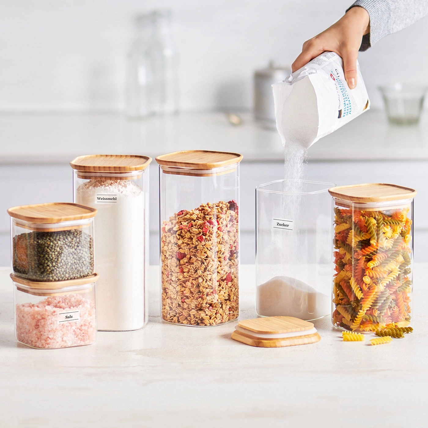 Bocaux alimentaires, remplissage de sucre, couvercles en bois, cuisine, récipients, ingrédients