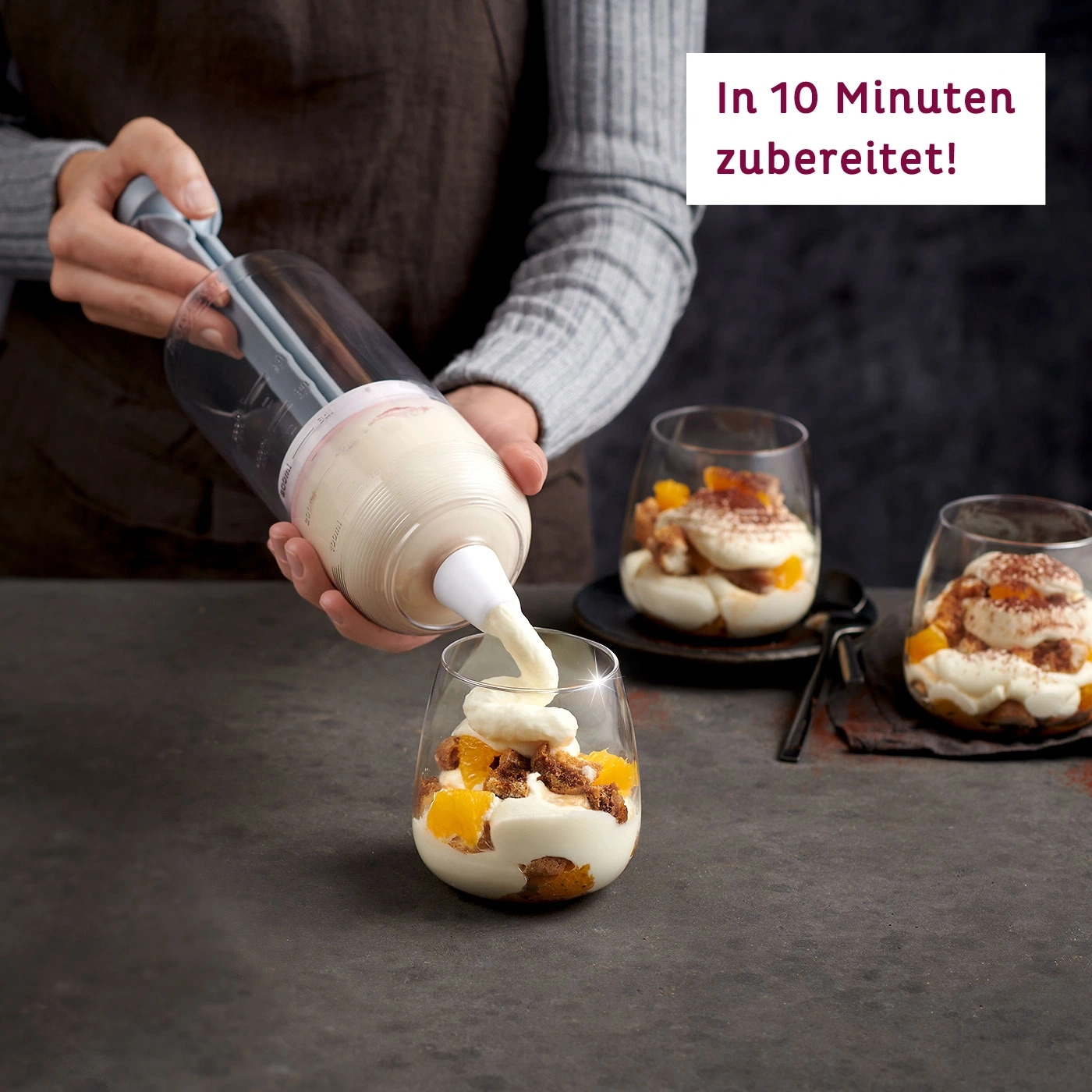 Dessert en préparation. Crème versée dans un verre. Prêt en 10 minutes !