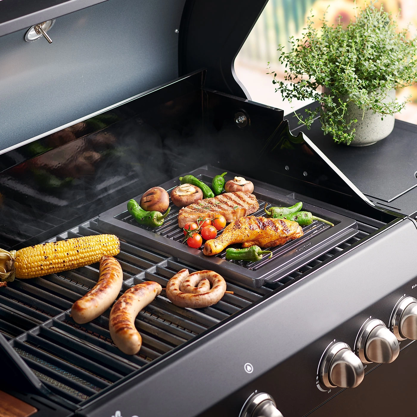 Barbecue avec viande, légumes et épis de maïs. Préparation de plats savoureux.