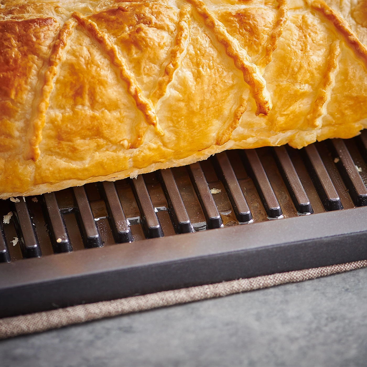 Pâtisserie dorée sur un grill, gros plan, croustillant, délicieux, nourriture, cuisine, pâtisserie