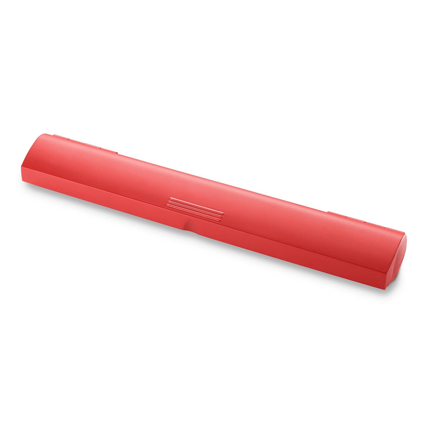 Objet rouge allongé sur fond blanc, avec détails et ombres, vue rapprochée.