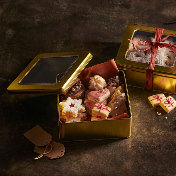Boîtes dorées de biscuits, emballage cadeau, pâtisseries de Noël, rustique