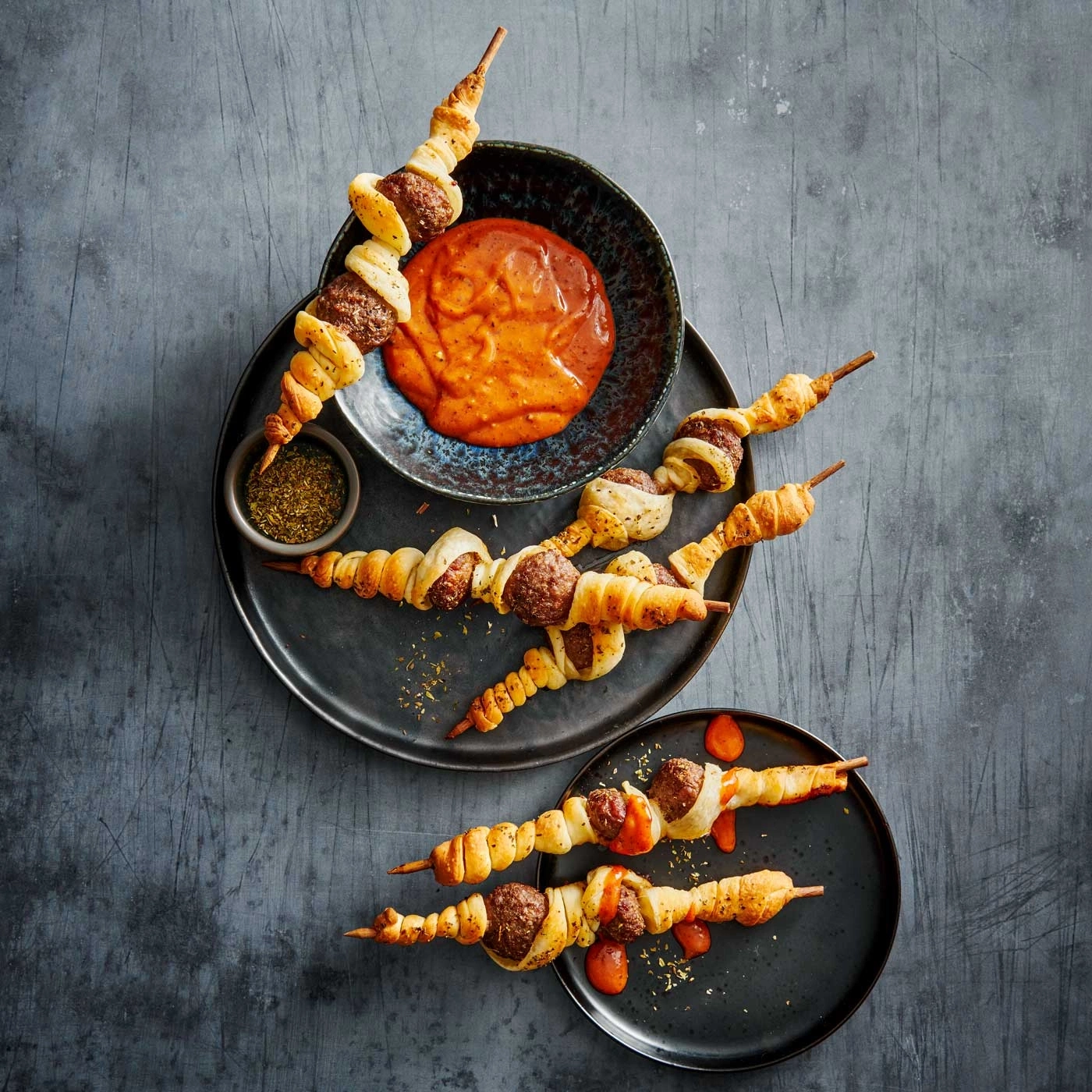Fleischspieße mit Soße auf einem grauen Hintergrund, lecker