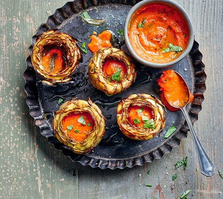 Coeurs d'artichauts frits avec sauce tomate sur une assiette
