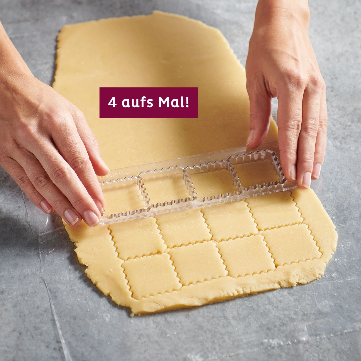Mains coupant la pâte avec un emporte-pièce, 4 à la fois, préparation de pâtisserie