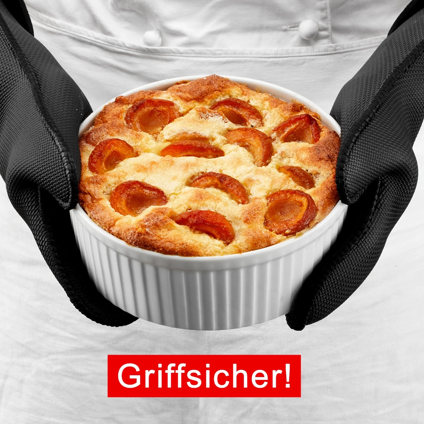 Person hält Auflauf in Ofenhandschuhen, Text: Griffsicher!