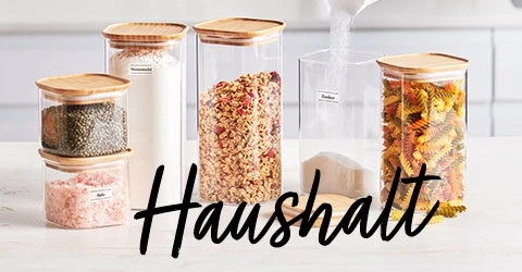 Vorratsgläser mit Lebensmitteln auf einer weißen Oberfläche, Haushalt
