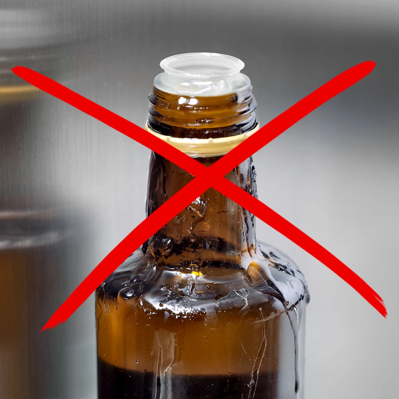 Eine Bierflasche mit einem roten X, das das Verbot symbolisiert.