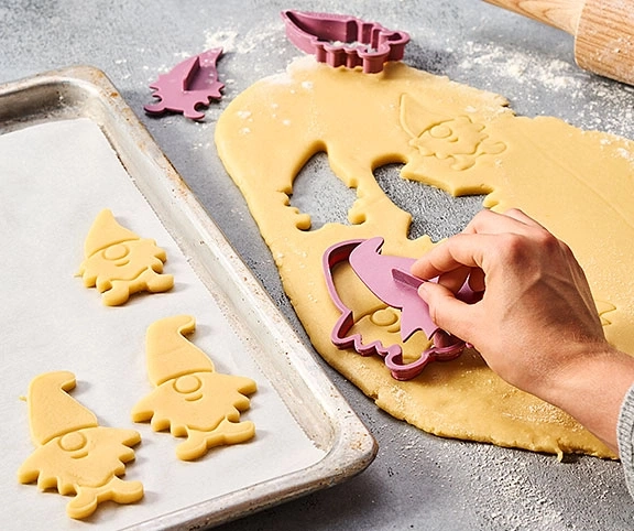 Kekse ausstechen mit Ausstechern, Teig, Backblech, Hand, Nahaufnahme