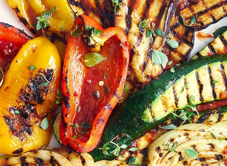 Gegrilltes Gemüse, Paprika, Zucchini, Auberginen, Kräuter, Nahaufnahme, Essen