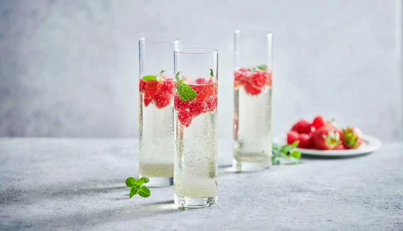Drei Gläser mit Himbeeren und Minze, erfrischendes Getränk, Sommer