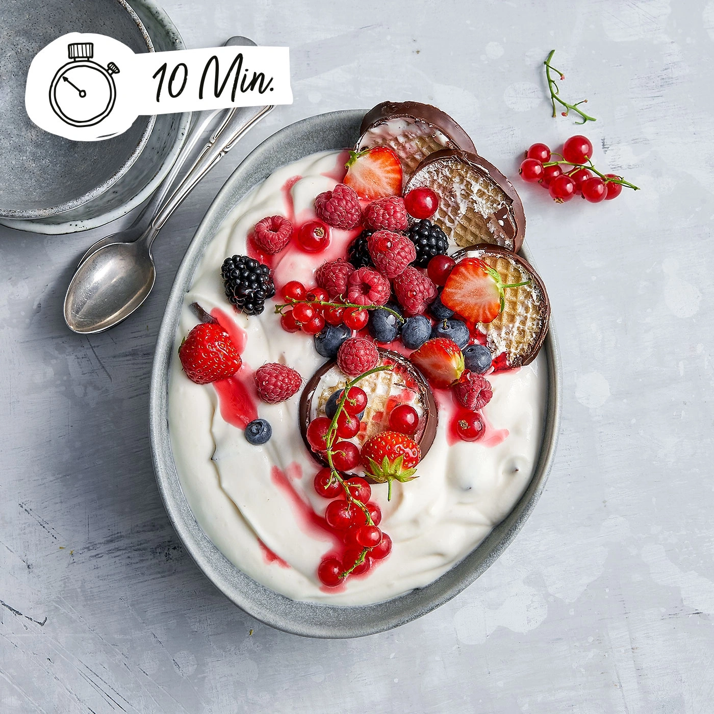 Joghurt mit Beeren, Waffeln und Schokolade, serviert in einer Schüssel, 10 Minuten