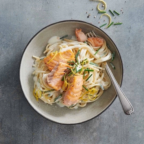 Lachs-Spaghetti in einer Schüssel mit Zitrone und Kräutern, Nahaufnahme