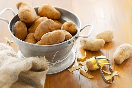 Kartoffeln in einer Schüssel, Schälmesser, Holzoberfläche, Ernte, Lebensmittel