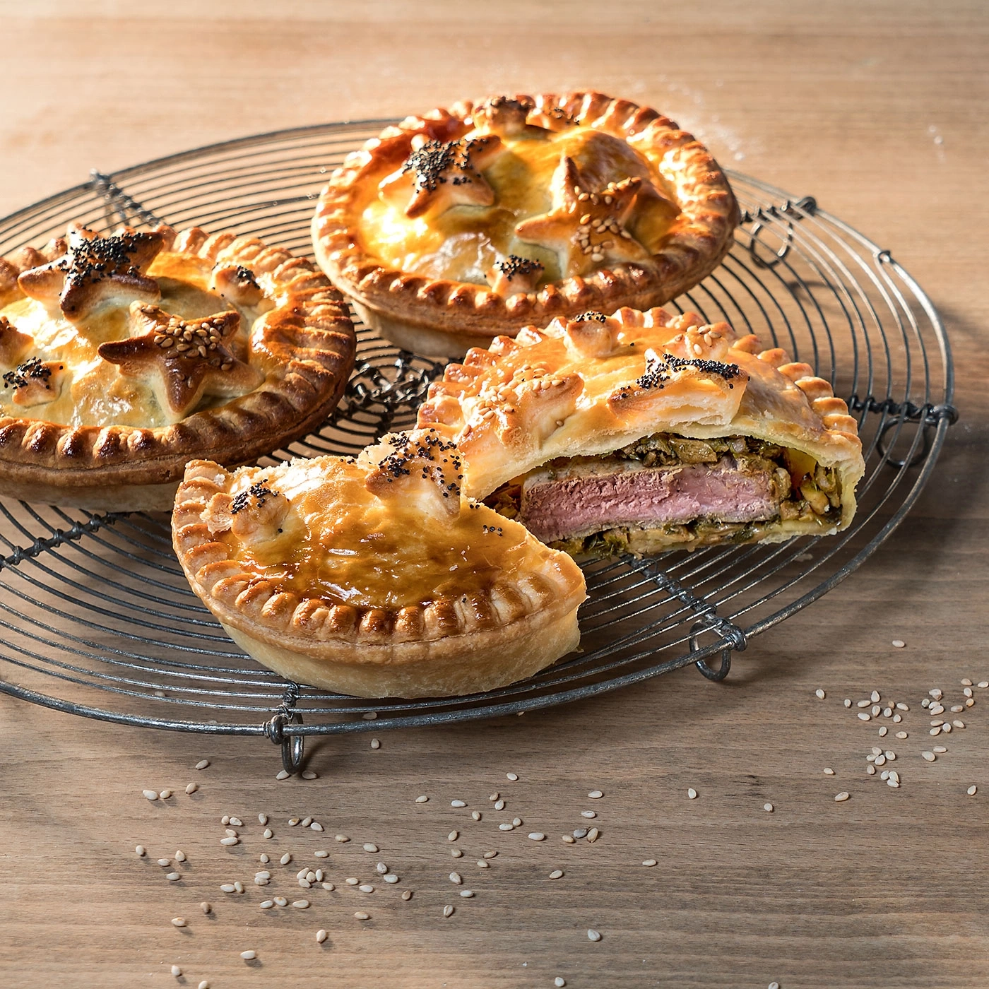 Délicieuses tourtes à la viande sur une grille, rustiques et appétissantes.