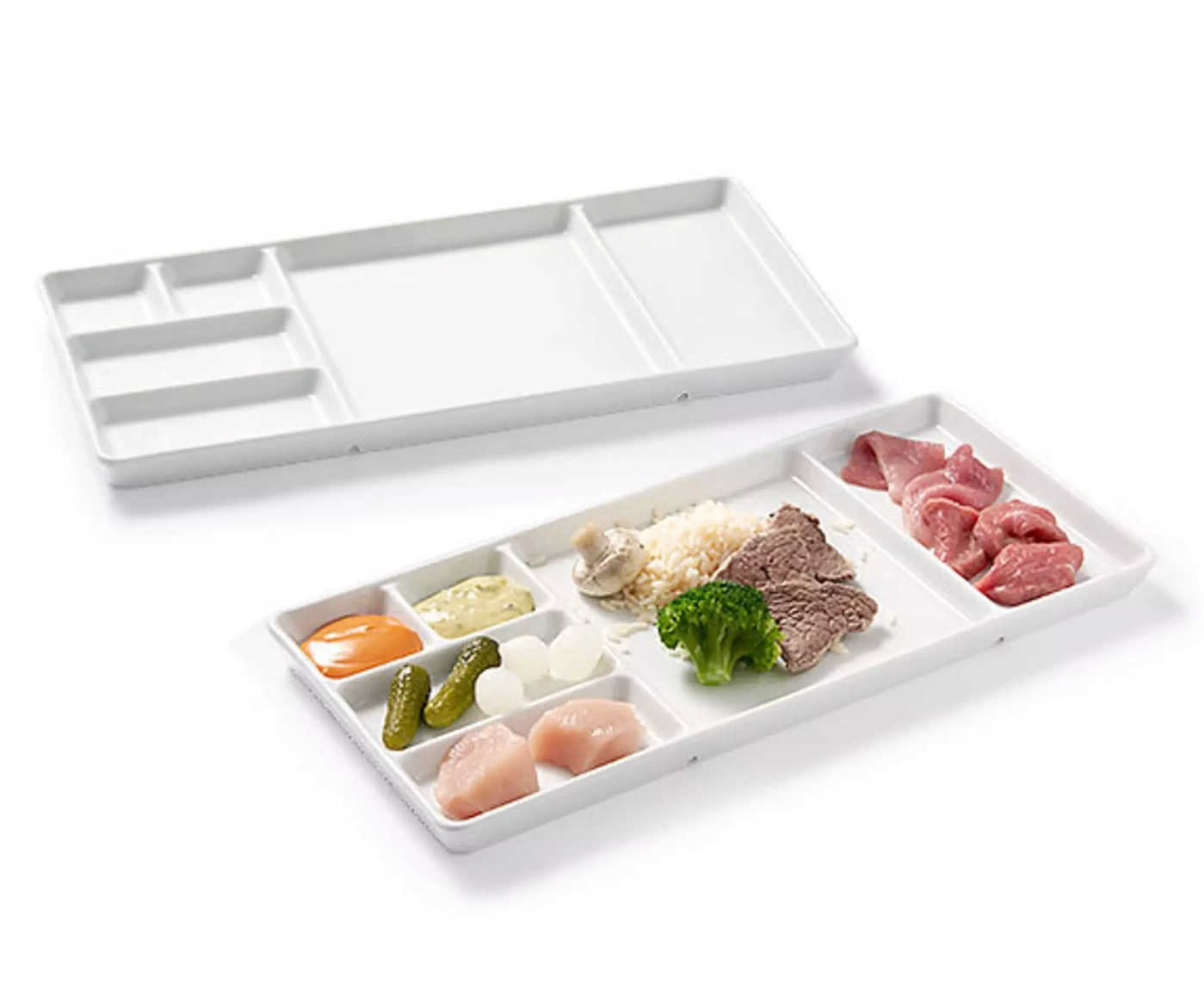 Un plateau de service blanc avec divers ingrédients tels que de la viande, des légumes et des sauces.