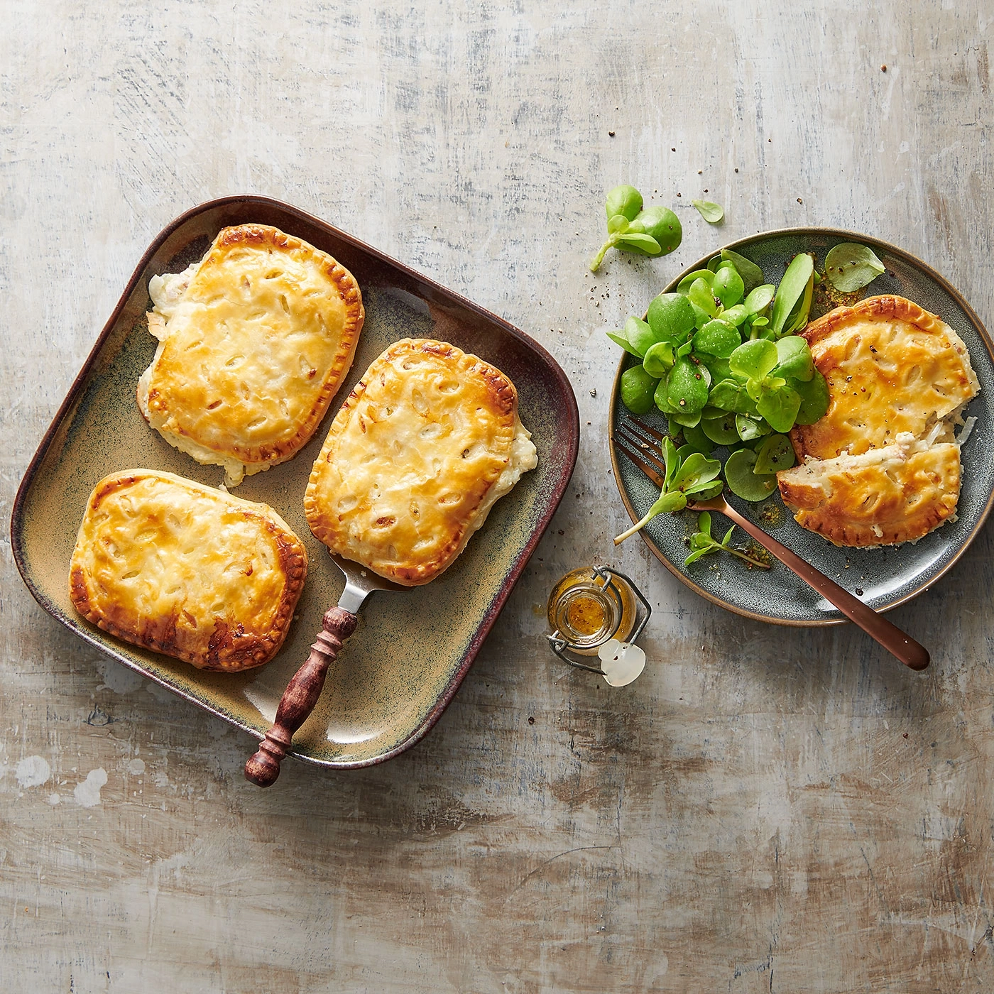 Délicieuses pâtés sur une assiette avec salade et vinaigrette.