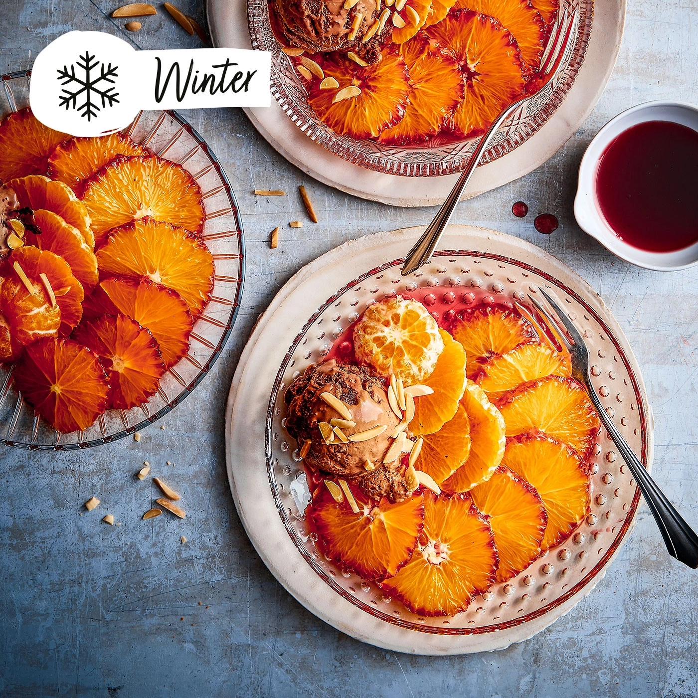Orangen-Dessert mit Eis und Mandeln auf einem Teller, Winter-Konzept