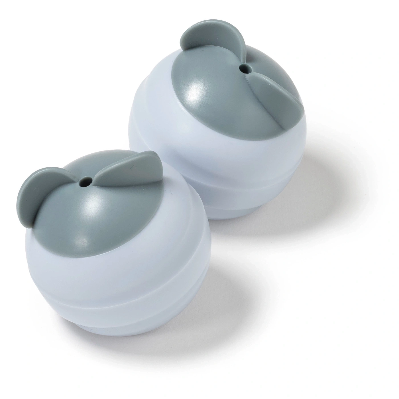Deux objets ronds blancs et gris avec des oreilles sur fond blanc.