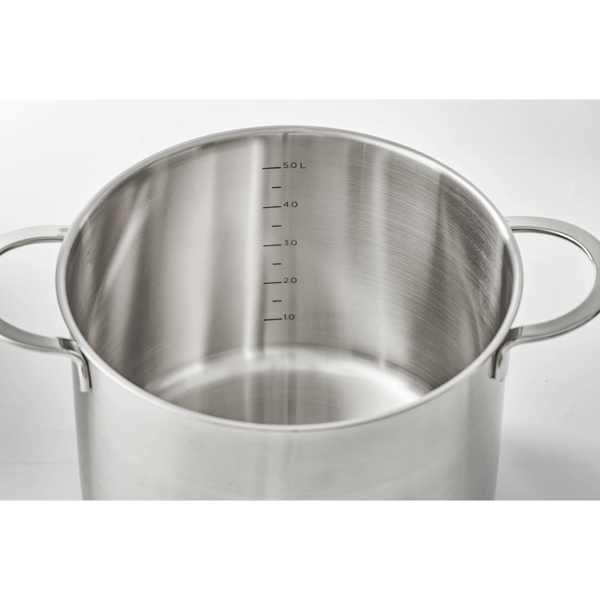 Casserole en acier inoxydable avec échelle de mesure, vide, avec poignées, gros plan, clair