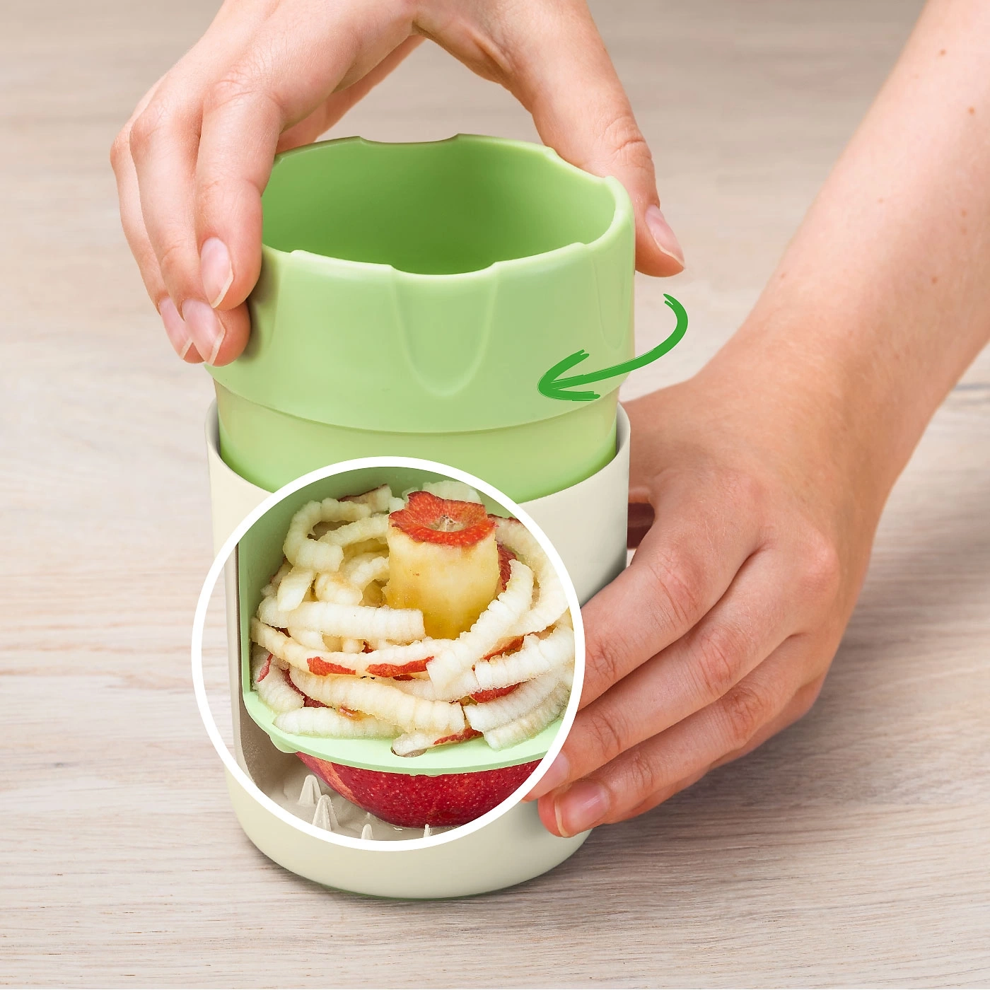 Apfelschäler, Hände, grüner Behälter, Apfel, Holzoberfläche, Nahaufnahme, Küche, Werkzeug, Obst, Lebensmittel