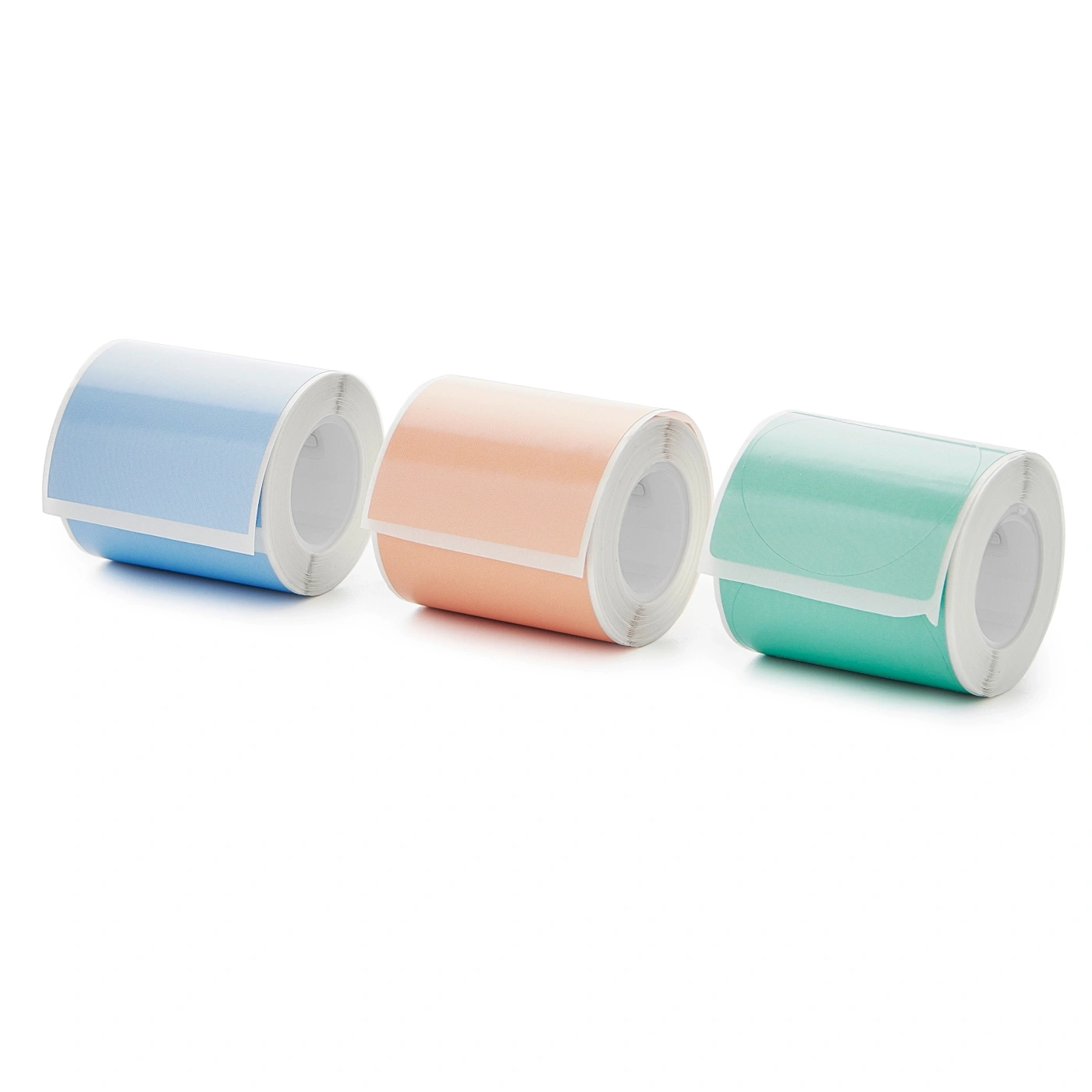 Rouleaux de ruban adhésif coloré, bleu, pêche et vert, sur fond blanc.