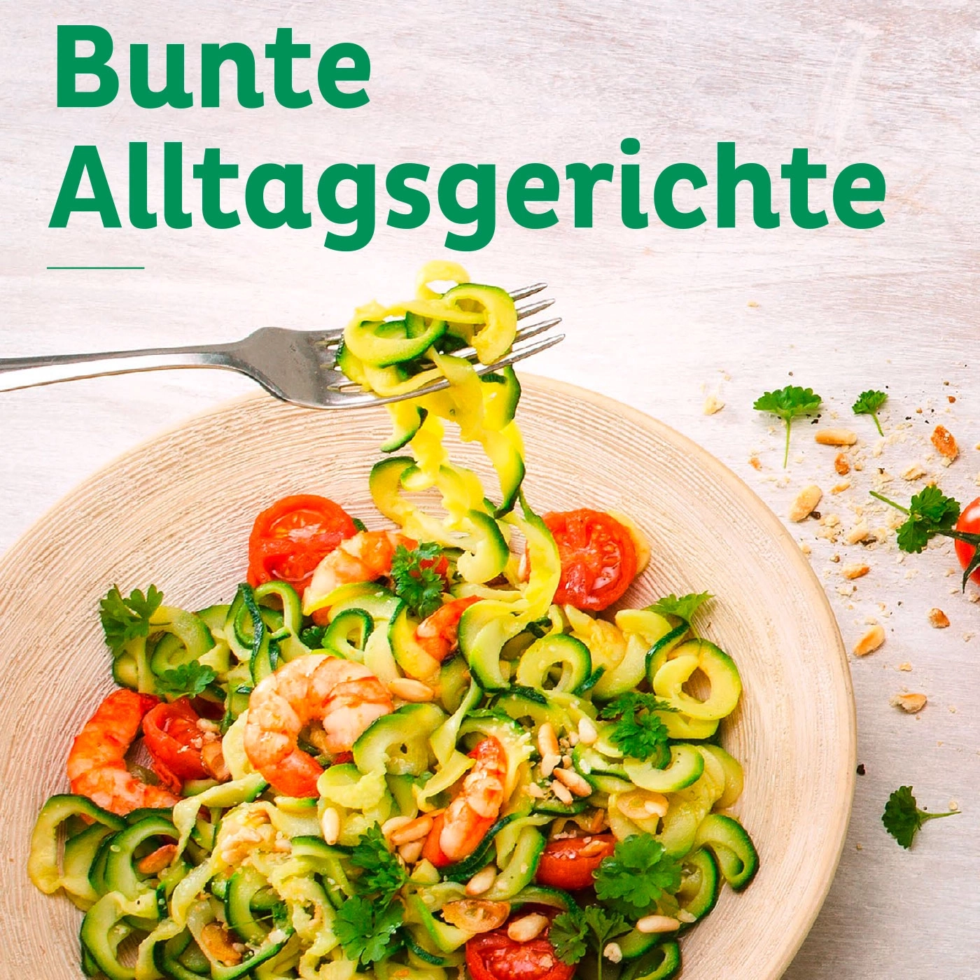 Gemüsegericht mit Garnelen, Tomaten und Pinienkernen in einer Holzschale