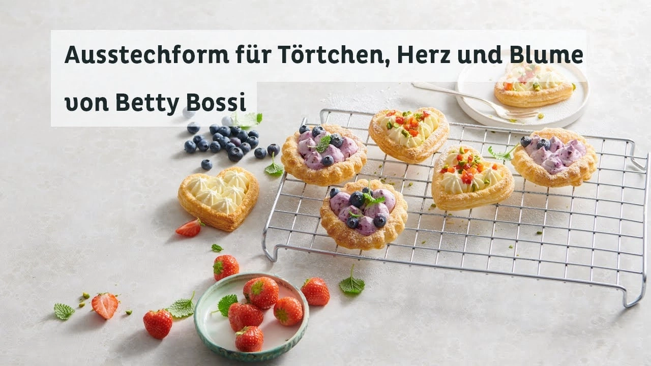 Törtchen mit Früchten auf einem Rost, Erdbeeren und Blaubeeren