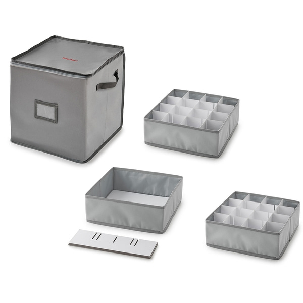 Boîte de rangement grise avec compartiments et couvercle, pour vêtements ou accessoires.