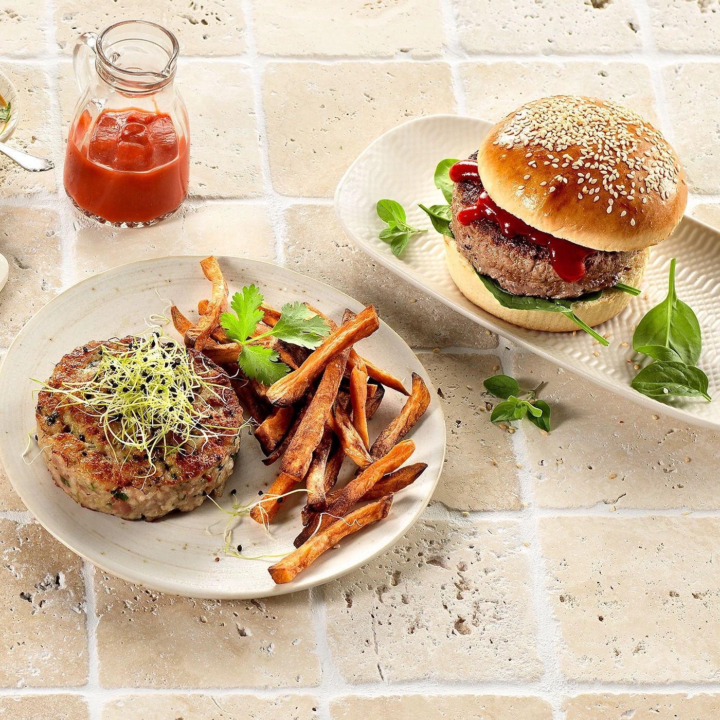 Burger, frites et ketchup sur une table à motif de carreaux