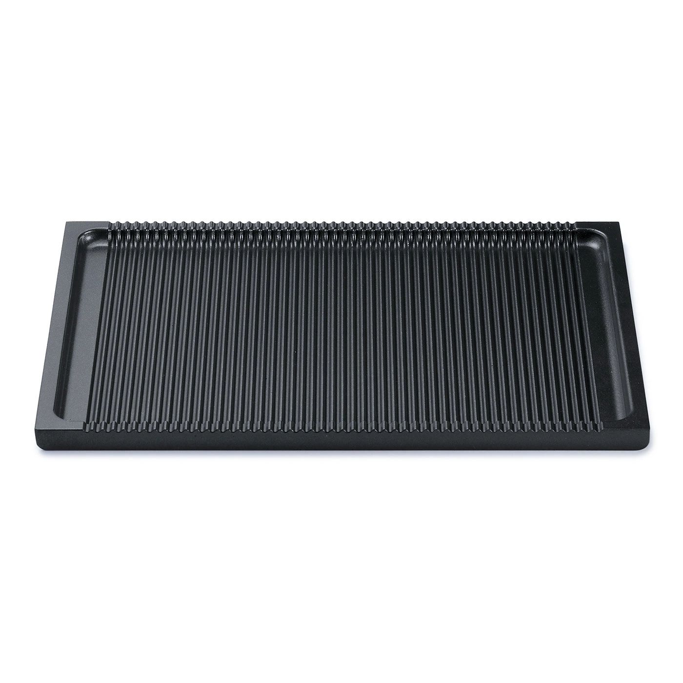 Schwarze Grillplatte mit geriffelter Oberfläche für das Kochen im Freien.
