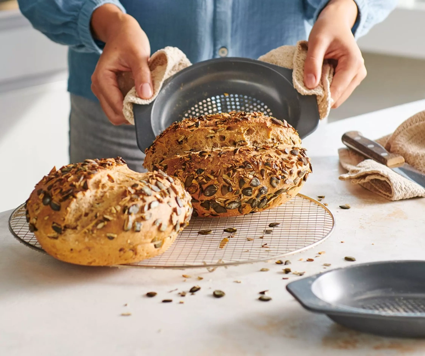 Du pain aux graines de citrouille est retiré d'un moule.
