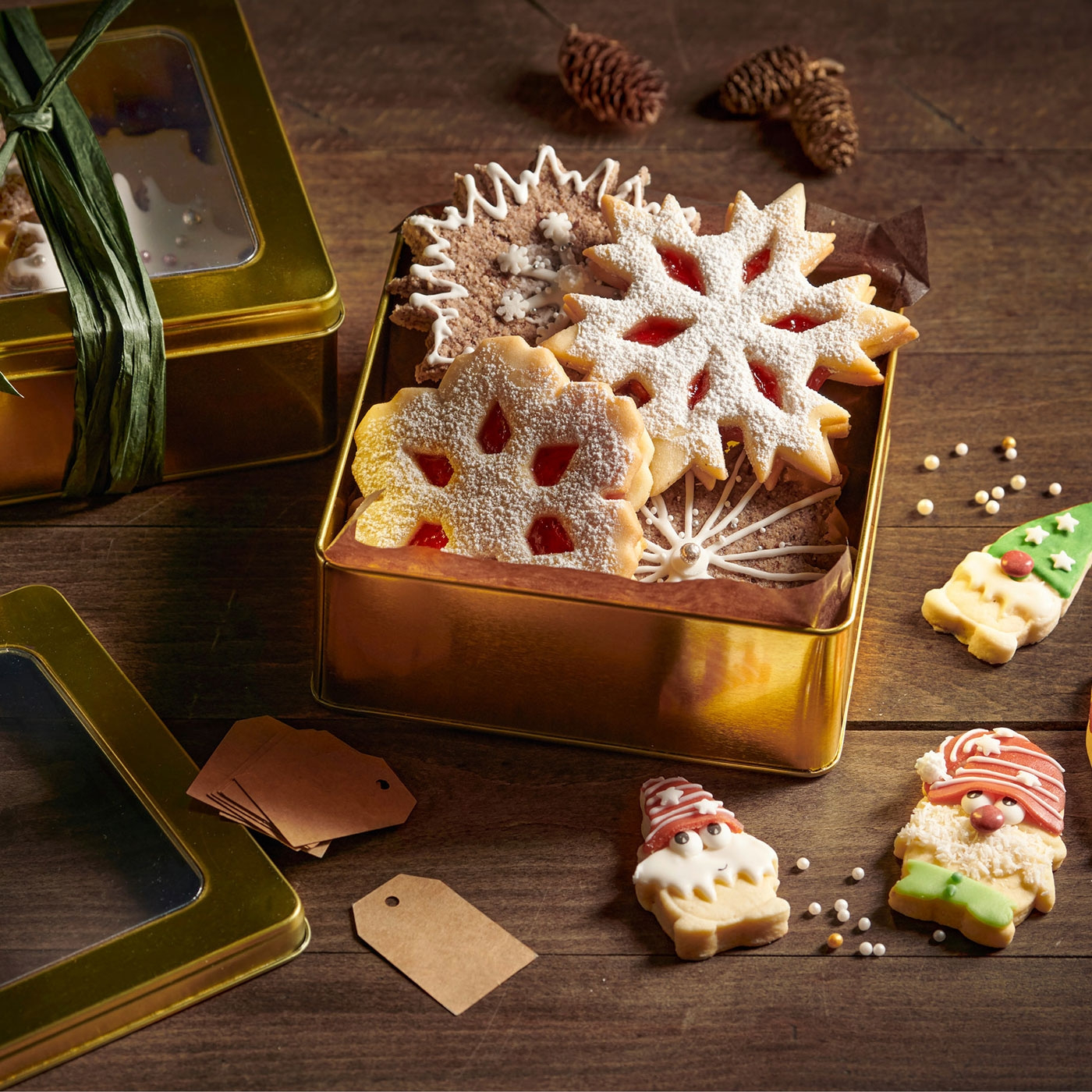 Weihnachtsplätzchen in einer Dose auf einem Holztisch, festlich dekoriert.