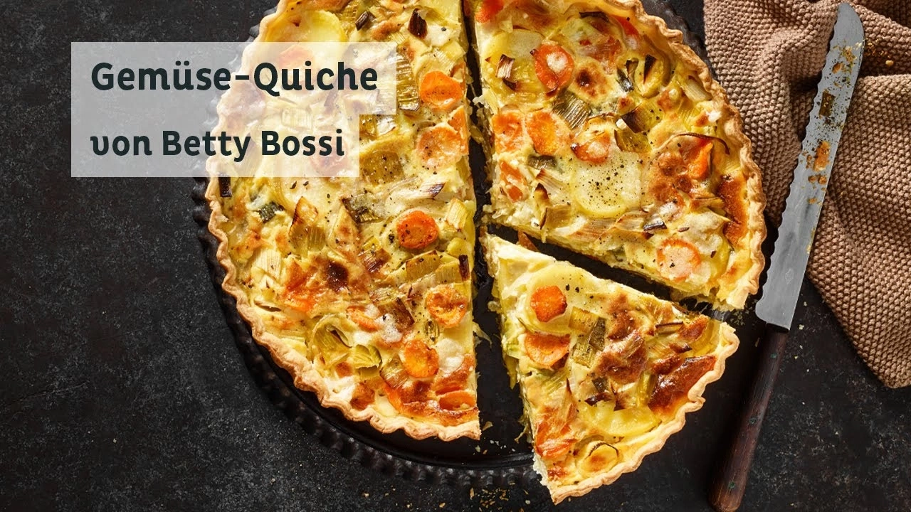 Gemüse-Quiche von Betty Bossi, lecker und appetitlich, mit Messer und Stoff