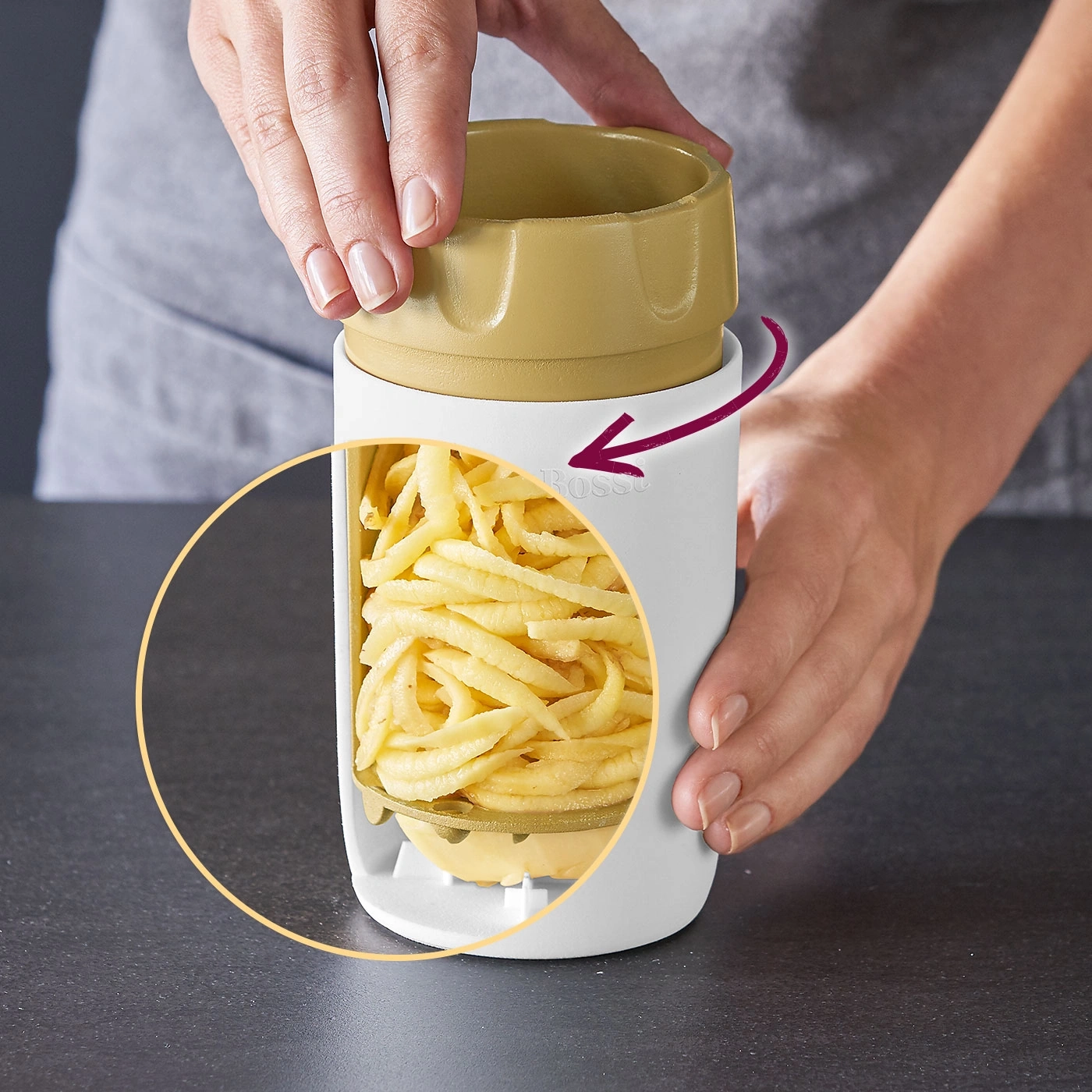 Person schneidet Gemüse mit einem Küchengerät. Nahaufnahme, Fokus auf das Essen.
