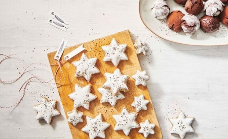Weihnachtsplätzchen auf Holzbrett und Teller, Sternform, Zuckerguss, Dekoration