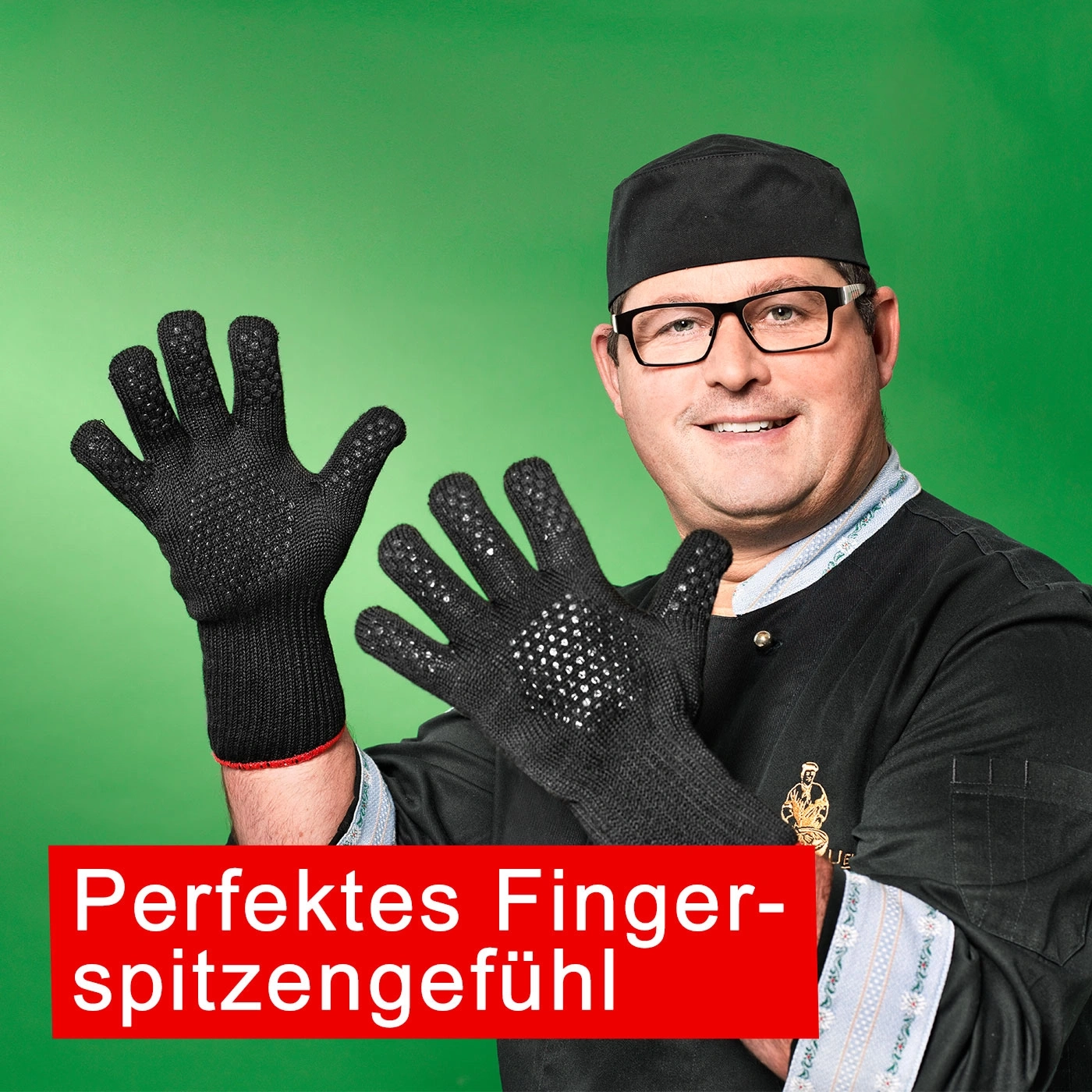 Homme avec gants, texte 'Perfektes Fingerspitzengefühl' sur bannière rouge, fond vert.