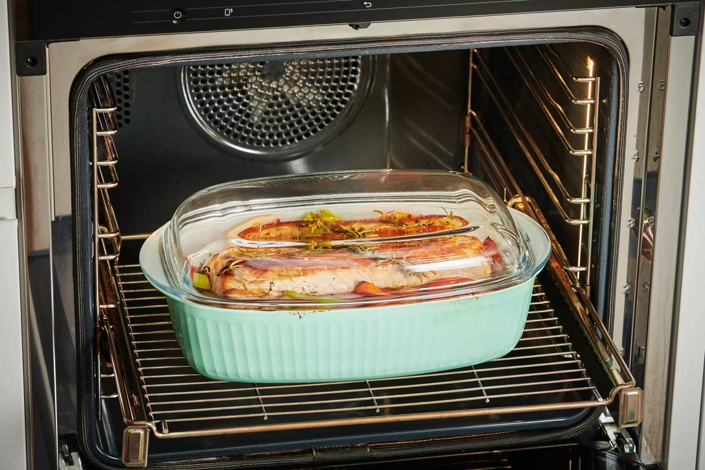Un plat cuit dans un four ouvert dans un plat de cuisson.