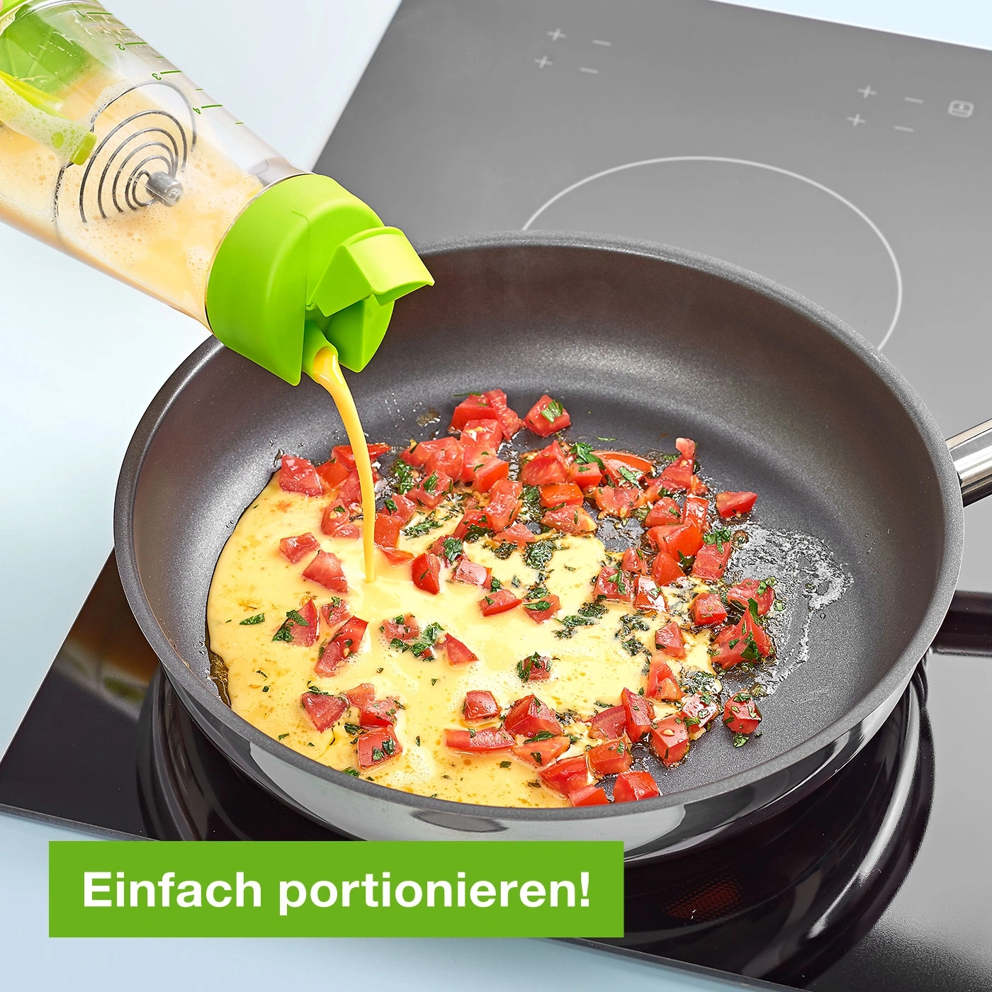 Eier werden in einer Pfanne mit Tomaten und Kräutern zubereitet, einfach portionieren!