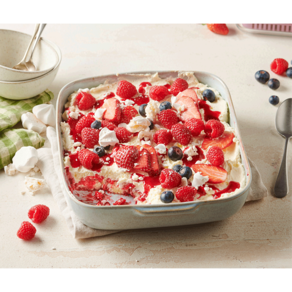 Dessert aux baies, crème et meringue dans un plat. Délicieux et coloré, parfait pour l'été.