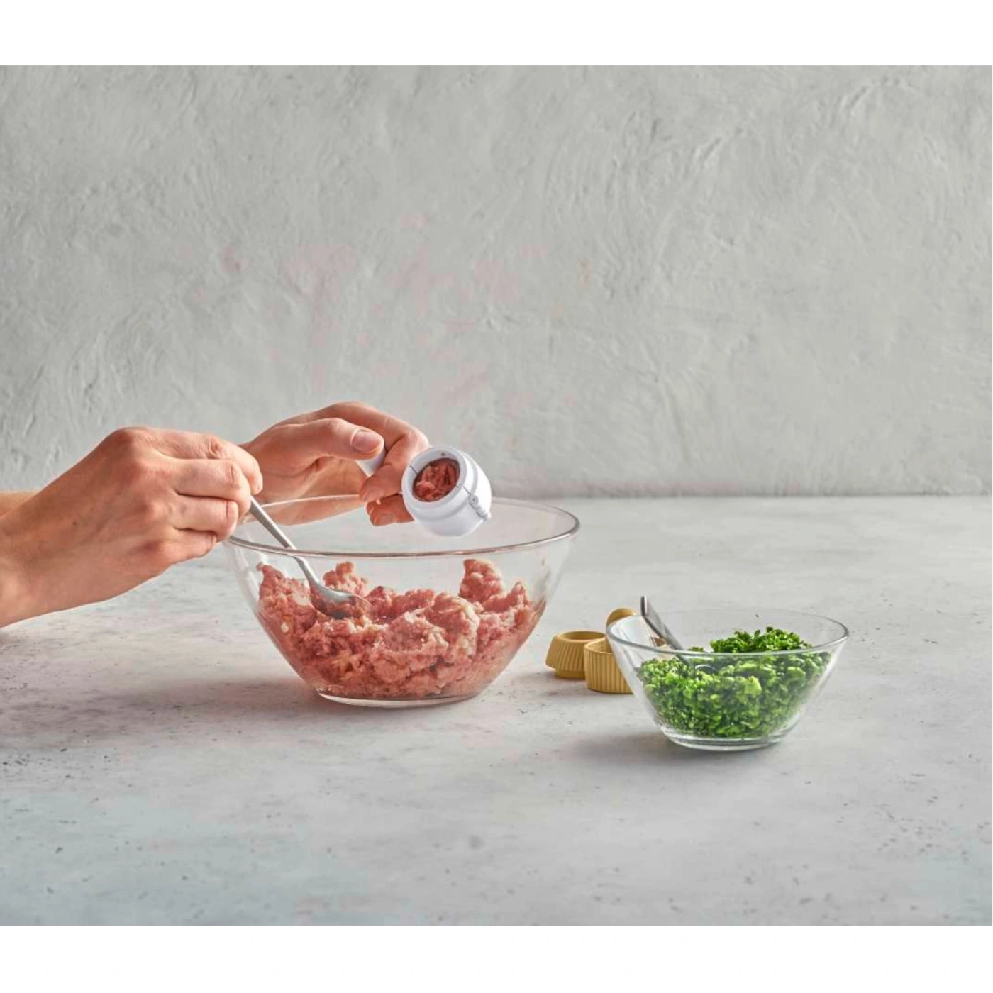 Person bereitet Essen zu, Fleisch in Schüssel, Kräuter, Zutaten, Kochen, Küche, Nahaufnahme.