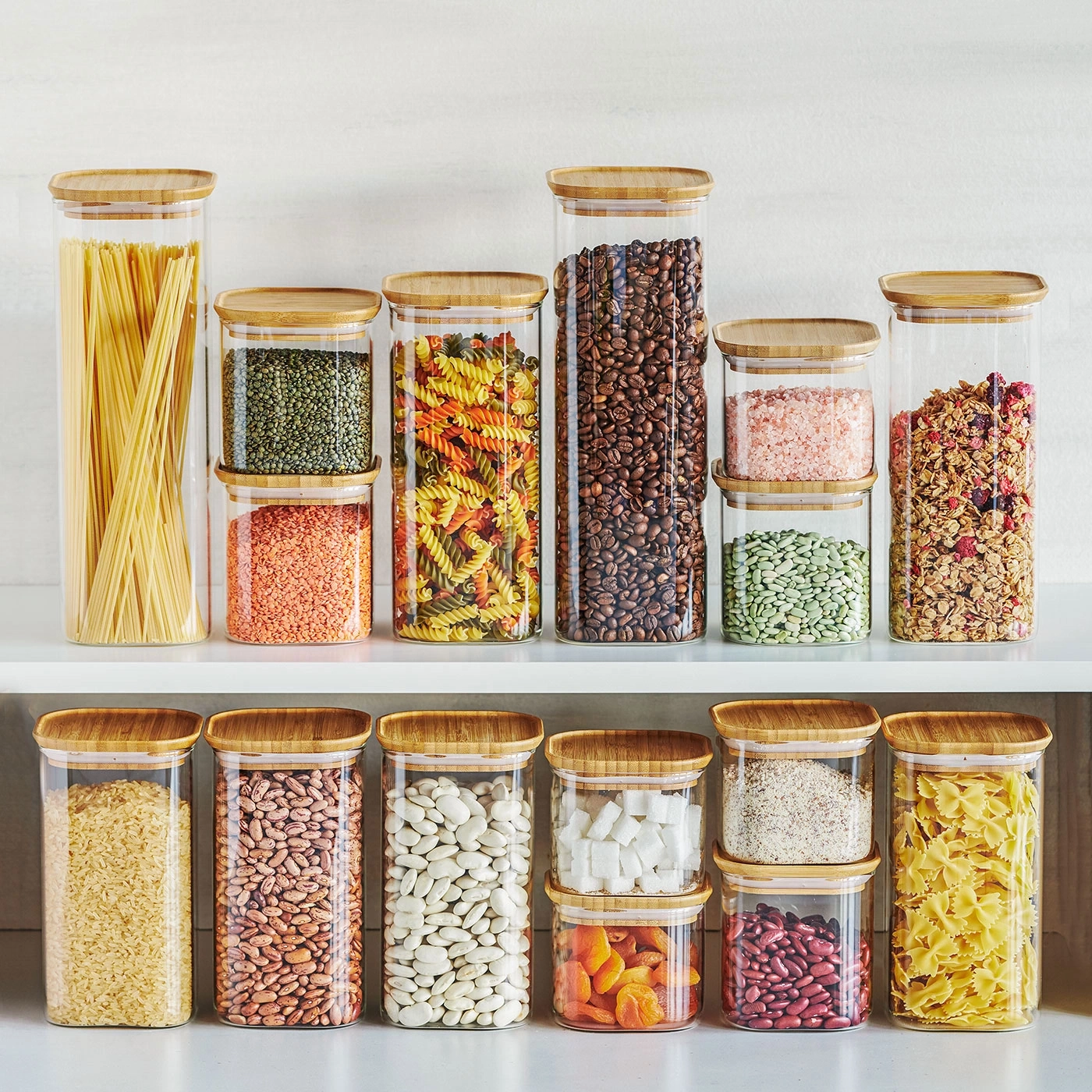 Bocaux de nourriture sur une étagère, cuisine, garde-manger, ingrédients, provisions