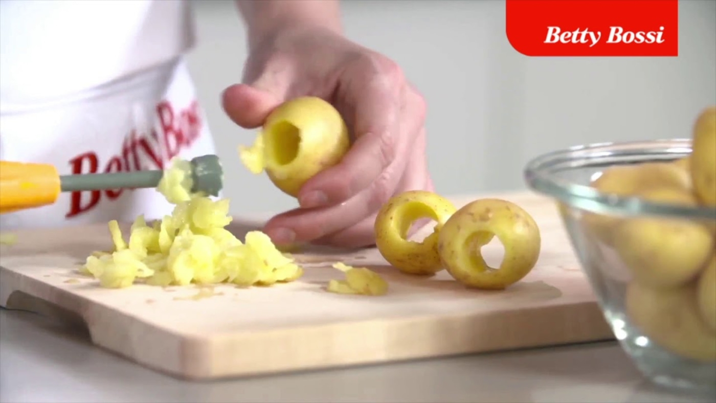 Kartoffeln werden mit einem Werkzeug ausgehöhlt, um sie zu füllen. Betty Bossi.