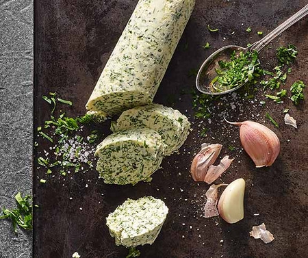 Kräuterbutter, Knoblauch, Kräuter, Salz, Löffel, Nahaufnahme, rustikal, Essen, Zutaten