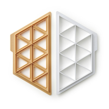 Deux moules triangulaires avec des découpes triangulaires, fond blanc, gros plan.