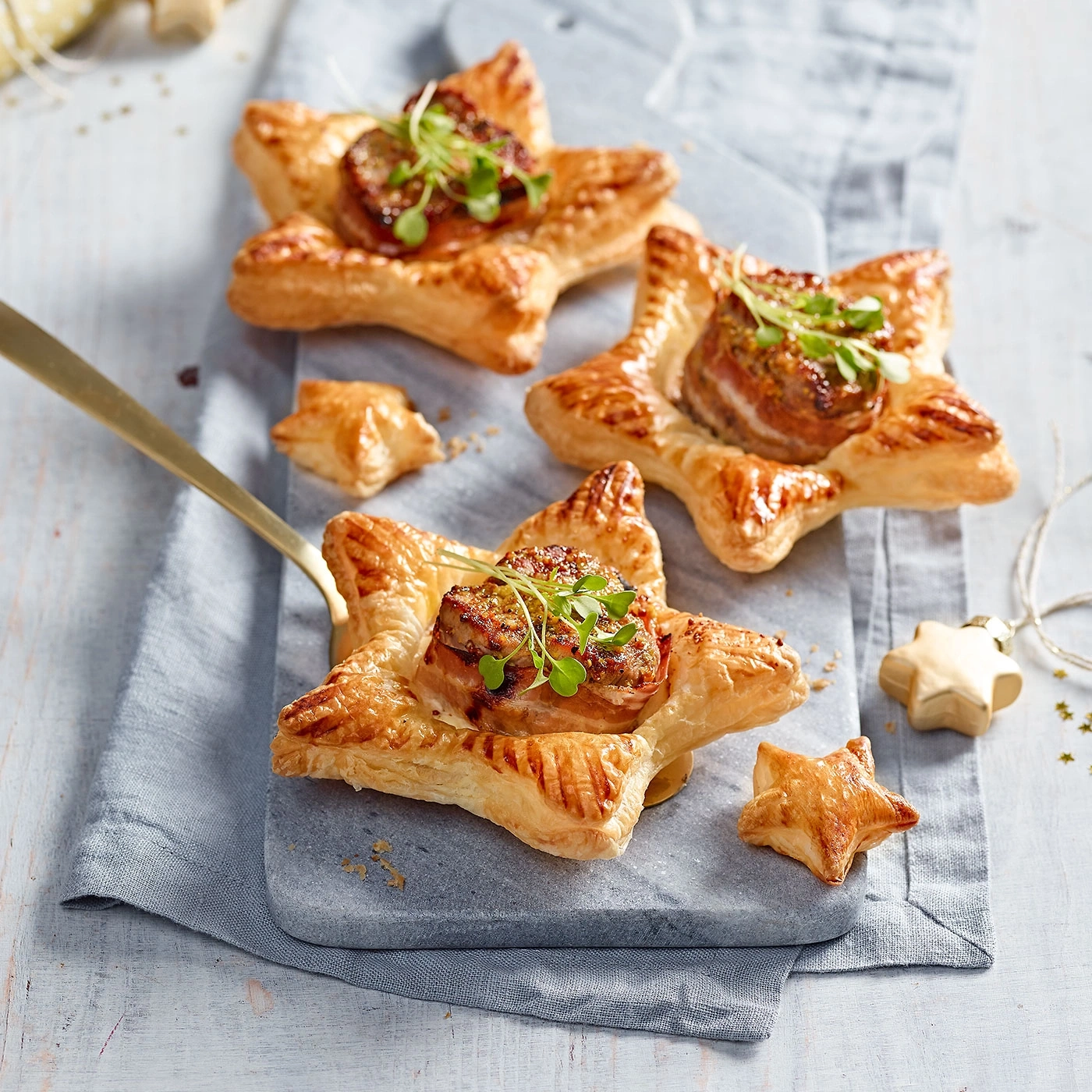 Amuse-gueule festif : étoiles de pâte feuilletée avec viande et herbes